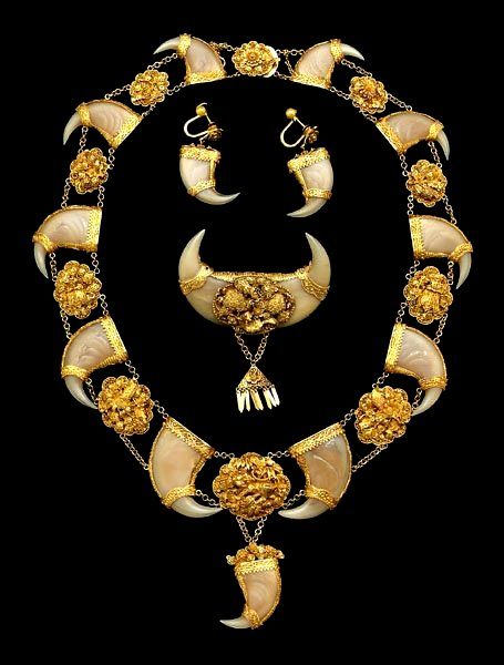 Victorian Raj era, filigree mounts and medallions with phoenix, lion, beetles, fruit, flowers: necklace with ten graduated tiger claws and one central claw pendant, a double-claw brooch, and a pair of single-claw earrings Elephant Teeth Jewellery In Gold, Miraculous Ideas, Period Jewelry, Tiger Claw, Claw Earrings, Bears Nails, Claw Necklace, Antique Jewelry Box, Teeth Jewelry