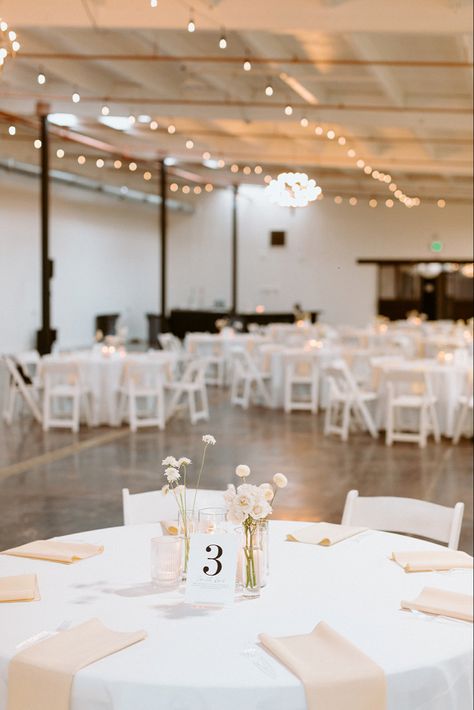 Neutral Wedding Round Table Decor, Wedding Reception Tables Without Plates, Simple Circle Table Centerpieces, Very Simple Wedding Table Decor, Simple White Wedding Reception, Round Table Simple Centerpieces Wedding, Budget Wedding Table Settings, Wedding Table Set Up Without Plates, Simple Wedding Place Settings No Plate