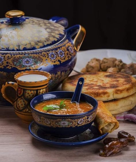 Moroccan Soup, Plats Ramadan, Algerian Women, Moroccan Kitchen, Morocco Food, Algerian Culture, Algerian Food, Algerian Recipes, Moroccan Food