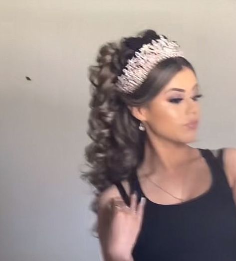 Quince Hair With Highlights, Quiencera Hairstyles Down, Hairstyles For 15 Party, Quinceanera Hairstyles With Flower Crown, Quinceanera Curly Hairstyles, Hair Styles Sweet 16, Full Crown Hairstyles, Hair Ideas For Sweet 16, Quincera Hairstyles Hair Down