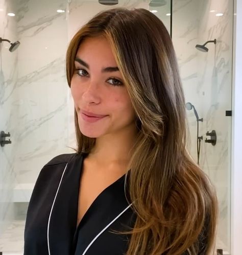 Madison Beer Bangs, Madison Beer Makeup, Brunette With Blonde Highlights, Madison Beer Hair, Brunette Hair With Highlights, Spring Hair Color, Brown Hair Balayage, Vogue Beauty, Model Aesthetic