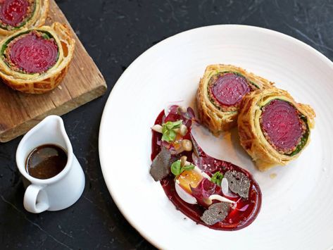 Beef Wellington Plating, Beet Wellington, Vegan Wellington, Chef Gordon, Vegan Roast, Fine Dining Recipes, Meatless Mondays, Beef Wellington, Roast Dinner