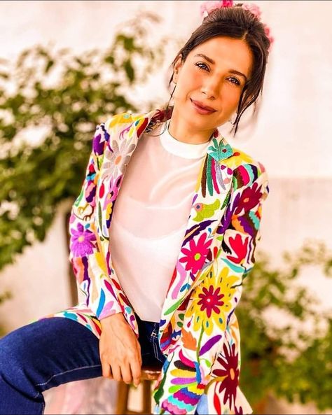 Bordado tenango Airport Look, Mexican Dresses, Mexican Art, Office Outfits, Fashion Inspo Outfits, Kimono Top, Instagram Profile, Fashion Inspo, Blazer