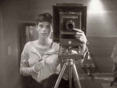 Photographic Artist and Photogravure Printmaker Sally Mann in 1974. Sally Mann Photos, Sally Mann Photography, Photographer Self Portrait, Self Portait, Women Photographers, Sally Man, Large Format Photography, Girls With Cameras, Diane Arbus