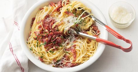 This speedy salami carbonara is on the table in just 25 minutes. Salami Pasta, Food Alternatives, Healthy Food Alternatives, Pasta Carbonara, Best Pasta Recipes, Carbonara Pasta, Savoury Recipes, Yummy Pasta Recipes, Leftovers Recipes