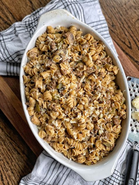 The flavors of a Philly Cheesesteak sandwich are transformed into a pasta dish with this Healthy One Pot Philly Cheesesteak Pasta.  This dish is simple, but flavorful and a fun change-up to your week night meal rotation.  Lean ground beef, green pepper, onion, and mushrooms combine to form the base of this recipe.  Rotini pasta is cooked in a combination of beef broth and water to flavor the dish as it cooks; finally, provolone cheese and cream cheese are stirred in for creaminess. If you are lo Sweet Savory And Steph, Philly Cheesesteak Pasta, Cheesesteak Pasta, Cheesesteak Sandwich, Healthy Chicken Pot Pie, Meal Prep Menu, Steak Pasta, Gluten Free Vegetarian Recipes, Philly Cheesesteak