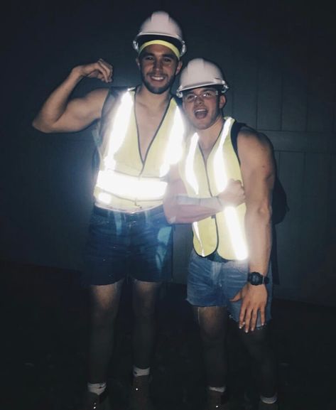 Halloween Costume Ideas College Guys, Boys Halloween Outfits, 2 Guys Costume Ideas, Last Minute Guys Halloween Costumes, Men’s Haloween Costume Ideas, Halloween Costumes Men College, Single Men Halloween Costumes, Easy Guy Halloween Costumes Last Minute, Men’s Diy Halloween Costume