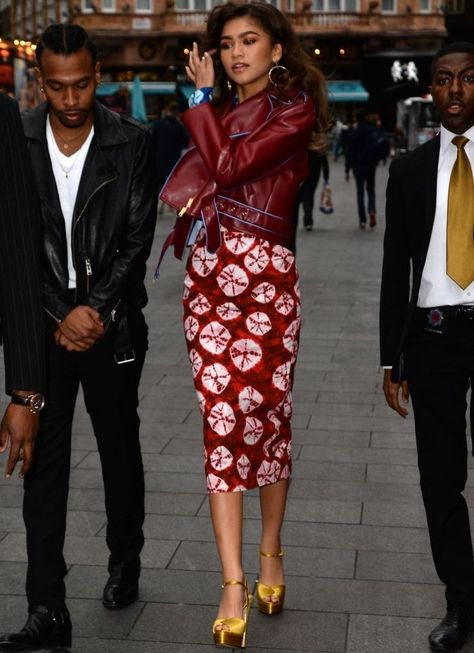 Zendaya rocked a Stella Jean Spring 2018 ensemble topped with a matte burgundy motorcycle jacket It's Thursday, Zendaya Outfits, Zendaya Style, Austin Powers, Deep Autumn, Stella Jean, Zendaya Coleman, Trending Fashion, Office Style