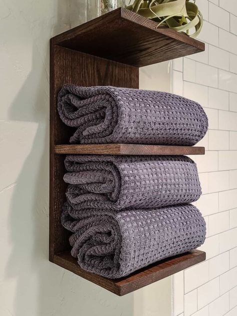 Bad Diy, Small Bathroom Organization Ideas, Wood Towel Rack, Diy Towel Rack, Bathroom Storage Hacks, Bathroom Towel Storage, Small Bathroom Organization, Diy Towels, Towel Shelf