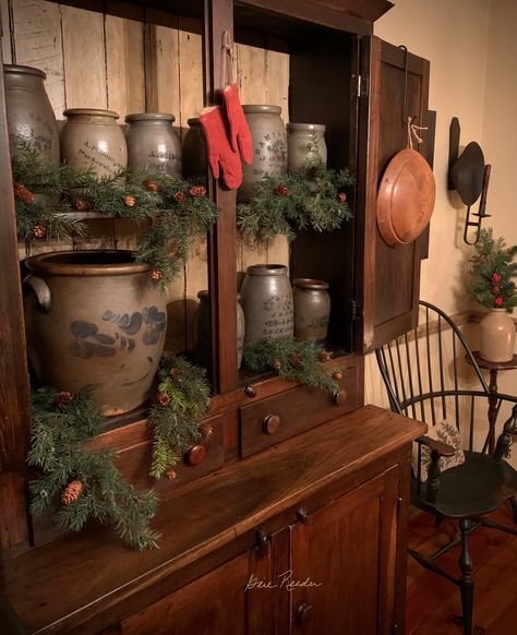 Gail Reeder, Homespun Christmas, Colonial Dining Room, Primitive Interiors, Williamsburg Christmas, Christmas Urns, Primitive Country Christmas, Primitive Christmas Decorating, Country Sampler