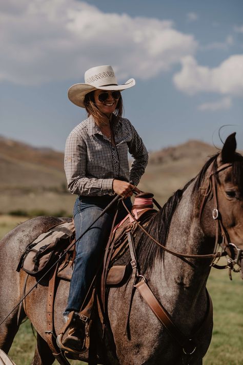 Ranch Cowboy, Ranch Living, Dude Ranch Outfits, Ranch Horse, Ranch Girl, Cowboy Life, Ranch Work Aesthetic, Ranch Hand, Ranch Photography