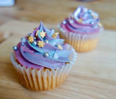 Space Themed Cupcakes, Galaxy Cupcakes, Space Cupcakes, Vanilla Buttercream Icing, Cupcakes Vanilla, Galaxy Cake, Blue Icing, Cosmic Galaxy, Pastel Cupcakes