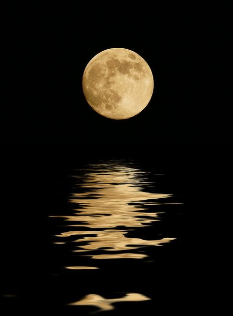 Moon Over Water, Jeff Smith, Amoled Wallpapers, Luna Moon, Moon Pictures, Sketch A Day, Moon River, Moon Photography, Sunset Nature