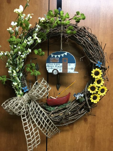 Camping/camper wreath Camping Wreaths Diy, Camping Wreath Ideas, Camper Wreath, Camping Classroom, Camping Theme Classroom, Making Wreaths, Camping Camper, Front Door Wreaths, Theme Classroom