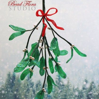 French Beaded Flowers Patterns Free, Diy Mistletoe, Jul Perler, Real Mistletoe, Mistletoe Diy, Beaded Decorations, French Beading, Beaded Flowers Patterns, French Beaded Flowers