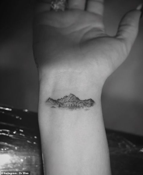 Mountain Range Tattoo, Tattoo Perna, Secret Tattoo, Saturn Tattoo, Adele Adkins, Paradise Tattoo, Pretty Hand Tattoos, Meaningful Drawings, Mountain Tattoo