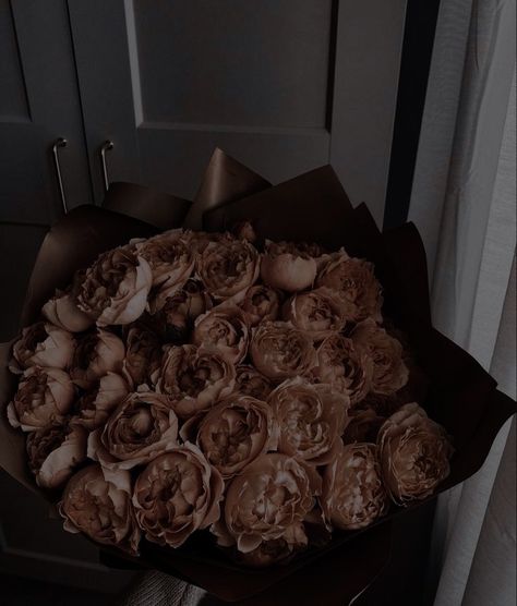 Neutral Photo Wall, Girls Night Gifts, Beige Aesthetic Iphone, Asethic Pictures, Brown Bouquet, Hands And Flowers, Aesthetic Flores, Marriage For One, Pretty Flowers Pictures