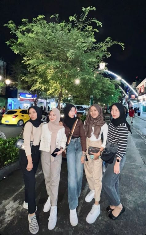 Outfit Hijab Casual Simple, Simple Outfits Hijab, Pengantin Modern, Outfit Ngampus, Study Tour, Ootd Simple, Outfit Hijab Casual, Ootd Poses, Ootd Hijab Casual