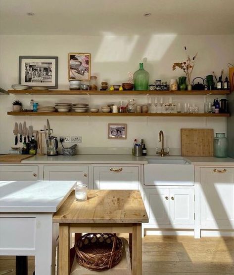 Kitchen With Open Shelving, Cosy Kitchen, Second Hand Furniture, Classic Kitchen, Beautiful Chair, Kitchen Inspo, Open Shelves, Kitchen Shelves, Beautiful Interiors