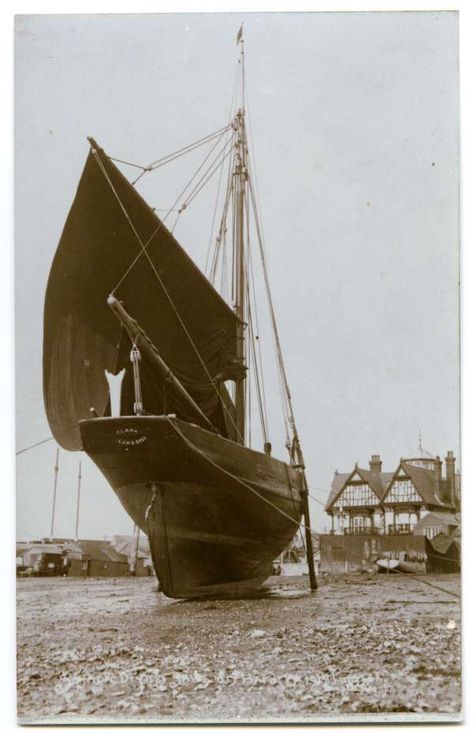 Mersea Museum Smack CLARA Colchester, on the Hard at ... Mersea Island, Colchester Essex, Great Yarmouth, Isle Of Wight, Boat Building, Yacht Club, Museum Collection, 16th Century, Sailing Ships