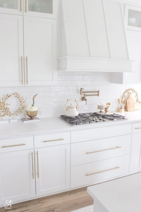 White Kitchen Inspiration [Montenegro Stone House Renovation Vision Board] Hiasan Dalaman Dapur, Dapur Moden, Kabinet Dapur, Fall Home Tour, Fall Kitchen Decor, White Kitchen Decor, All White Kitchen, Classic Kitchen, White Kitchen Design