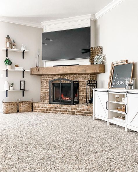 Corner Brick Fireplaces, Corner Fireplace Mantels, Stand Design Ideas, Farmhouse Lifestyle, Farmhouse Fireplace Decor, Wednesday Friends, Farm House Livingroom, Farmhouse Tv, Farmhouse Tv Stand