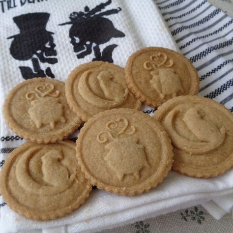 Pumpkin Spice Shortbread, Shortbread Stamped Cookies Recipe, Fall Shortbread Cookie Recipe, Pumpkin Spice Shortbread Cookies, Pumpkin Pie Spice Cookies, Spiced Shortbread Cookies, Halloween Shortbread Cookies, Pumpkin Shortbread Cookies, Stamp Cookies Recipe