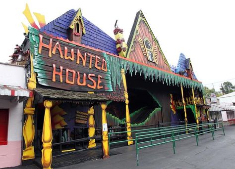 Camden Park's Haunted House!! Spook Houses, Okie Girl, Camden Park, Huntington West Virginia, Theme Parks Rides, Abandoned Amusement Parks, Amusement Parks, Oldies But Goodies, Industrial Loft