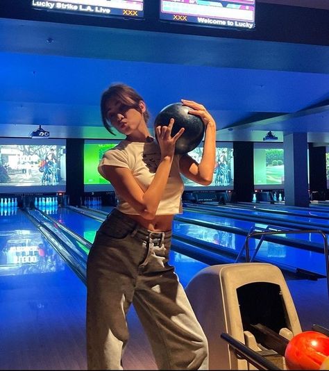 Aesthetic Bowling Outfits, Arcade Outfit Aesthetic, Bowling Outfit Summer, Outfits To Go Bowling In, Bowling Poses Picture Ideas, Bowling Picture Ideas, Bowling Photo Ideas, Bowling Outfit Ideas Date, Outfits For Bowling Date