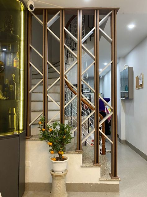 Stairs Partition Design Modern, Partition Design Stairs, Partition For Staircase, Entry Partition Design, Staircase Shelf Decor, Stair Partition Design, Staircase Partition Design, Partition Stairs, Stair Partition