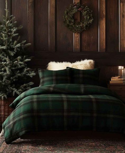 Flanel & Plaid Cabin-Chic Bedding Ideas for Winter - The Mood Guide Plaid Bedding Aesthetic, Scottish Bedroom, Plaid Bedroom, Plaid Sheets, Cozy Mood, Cabin Chic, Plaid Bedding, Ravenclaw Aesthetic, Plaid Decor