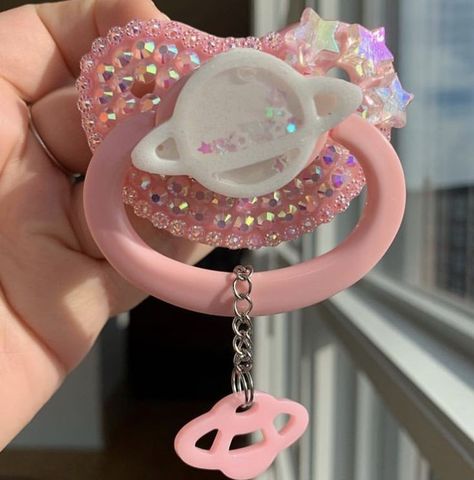 Deco Paci, Bling Pacifier, Hello Kitty Baby, Newborn Mom, Baby Room Inspiration, Baby Necessities, Luxury Baby, Dream Baby, Baby Alive