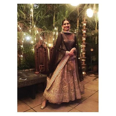 Bridal Look Indian, Gorgeous Lehengas, Sonam Kapoor Fashion, Simple Suits, Draping Styles, Suit Styles, Outfits Indian, Nikkah Dress, Salwar Kamiz