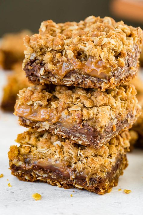 Carmelitas are dessert bars that have a brown sugar buttery oat bottom, a melty chocolate & rich caramel center topped w/ a layer of oat crumble! Carmelitas Recipe, How To Melt Caramel, Gooey Caramel, Instagram Recipes, Oat Crumble, Oat Bars, Best Brownies, Dessert Bar, Milk Chocolate Chips