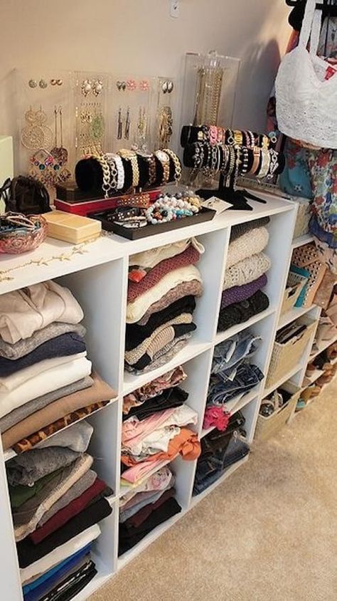 armoire de rangement pour vêtements avec cubes First Apartment Decorating, Clothes Closet Organization, Cute Dorm Rooms, Trendy Bedroom, Closet Bedroom, Cube Storage, Organization Bedroom, Curtains Bedroom, Clothes Organization