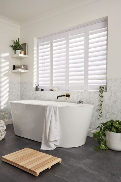 Urban shutters in a bathroom Bath Under Window, Contemporary Shutters, Bathroom Shutters, Open Plan Bathrooms, Indoor Shutters, Main Bathroom Ideas, Bathroom Window Treatments, White Shutters, Bathroom Blinds