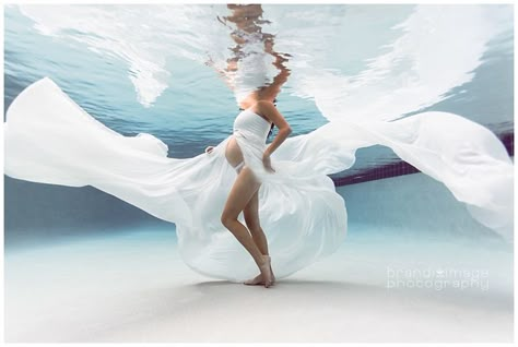 Underwater Photography Pool, Underwater Maternity Photography, Chiffon Maternity Gown, Underwater Photoshoot, Maternity Long Dress, Maternity Inspiration, Foto Baby, Underwater Photos, Maternity Poses