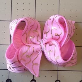 Ribbons and Much More: HOW TO make a boutique bow using the figure 8 method Grosgrain Ribbon Bows Diy, Boutique Bows Diy Tutorials, Boutique Hair Bows Diy, Boutique Bow Tutorial, Diy Baby Bows Headbands, Softball Hair Bows, Diy Baby Bows, Hair Bow Instructions, Stacked Hair Bow