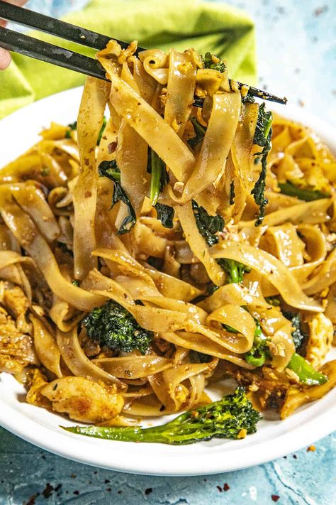 Pad See Ew Noodles, Pad See Ew Recipe, Chicken Fried Noodles, Colorado Recipes, Thick Rice Noodles, Stir Fry Noodles Recipe, Fried Noodles Recipe, Chicken Lickin, Pad See Ew