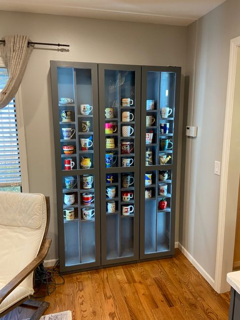 Mug Organization Display, Coffe And Wine Bar, Coffee Cup Storage, Coffee Mug Display, Mug Storage, Coffee Bar Design, Pools Backyard Inground, Coffee Room, Modern Mugs