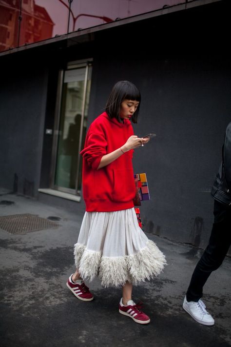 Woman In Red, Street Style 2017, Looks Street Style, Looks Black, Milan Fashion Weeks, Street Style Inspiration, White Skirt, 가을 패션, Inspiration Mode