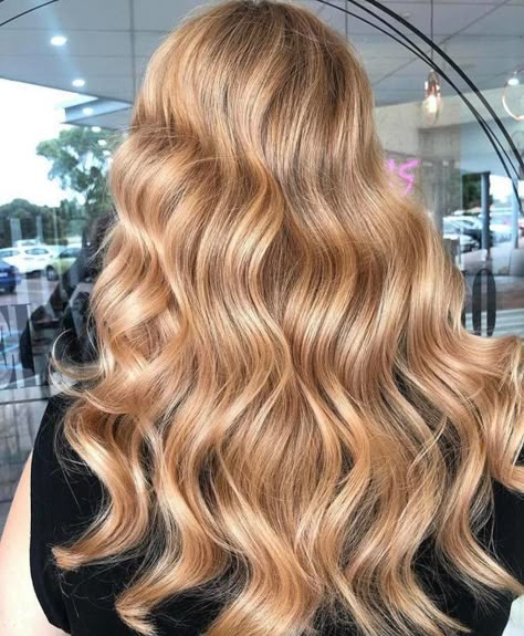 The Peachy Blonde Is The Perfect Light Hair Color For Fall Peachy Blonde, Hair Color For Fall, Blonde Inspiration, Warm Blonde Hair, Hair Winter, Balayage Blond, Tape Ins, Strawberry Blonde Hair Color, Warm Blonde