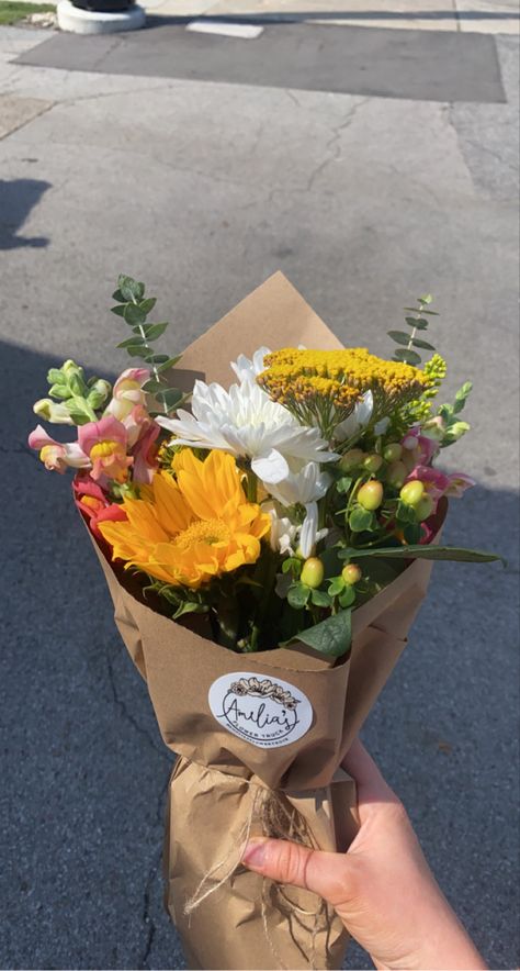 Cute Simple Flower Bouquet, Simple Bouquet Aesthetic, Picked Flowers Bouquet, First Date Bouquet, Flower Bouquet Farmers Market, Market Bouquet Recipe, Farmers Market Bouquet Cut Flowers, Flower Bouquet With Note, Farmers Market Flowers Bouquets