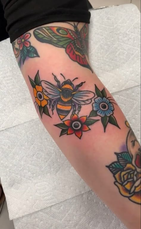 Bee Tattoo Traditional, Bee Tattoo Ideas Traditional, Trad Bee Tattoo, Traditional Bumble Bee Tattoo, Traditional Style Bee Tattoo, Bee Tattoo Traditional Old School, American Traditional Bee Tattoo, Bumble Bee Tattoo Traditional, Japanese Style Bee Tattoo