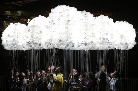 A crowd enjoys the light installation "CLOUD" in Marina Bay, Singapore. Canadian artists Wayne Garrett and Caitlind Brown used 6,000 light bulbs for the piece. Interactive Art Installation, Light Art Installation, Interactive Installation, Shot Photo, Interactive Art, Wow Art, Art Installation, Instagram Worthy, Eindhoven