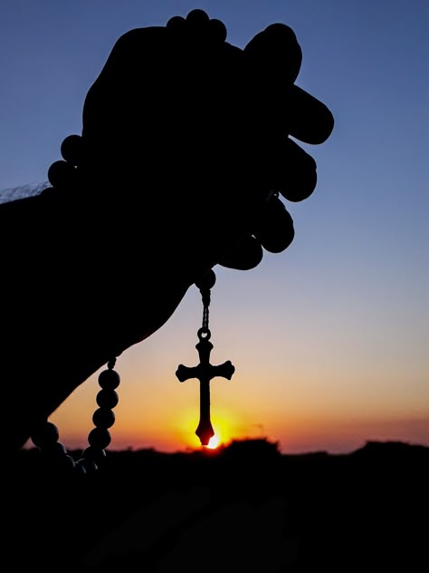 Praying Hands Silhouette, Praying Hands Wallpaper, Praying Silhouette, Rosary Aesthetic, Catholic Photography, Pray Wallpaper, Praying Hands With Rosary, Mary Of Bethany, Worship Images