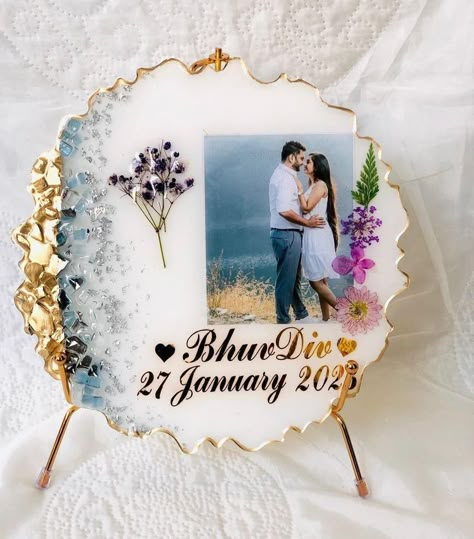 Resin Frame Ideas For Couple, Resin Frames Photo, Resin Wedding Gifts For Bride And Groom, Photo Frame Resin Art, Resin Photoframe Ideas, Raisin Art Photo Frame, Resin Art Photo Frame Ideas, Resin Art Wedding Gift, Couple Resin Art