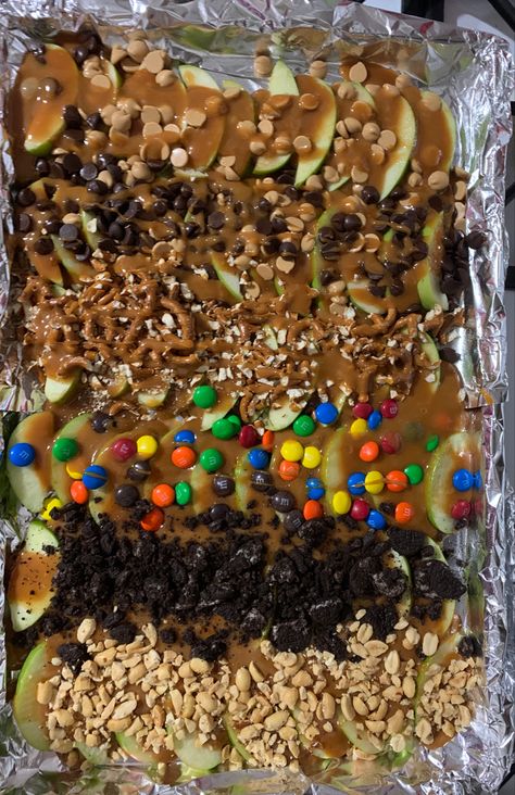 Caramel Apple Slices Tray, Sliced Apples With Toppings, Caramel Apple Slices Sheet Pan, Carmel Apple Nachos Sheet Pan, Carmel Apple Slice Tray, Sheet Pan Caramel Apple Slices, Caramel Apple Tray, Easy Desserts To Sell, Candy Apple Slices