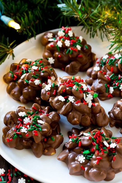 Peanut Clusters In Crockpot, Crockpot Candy Recipes, Slow Cooker Candy, Slow Cooker Christmas, Chocolate Peanut Clusters, Crockpot Candy, Easy Holiday Treats, Peanut Clusters, Edible Christmas Gifts