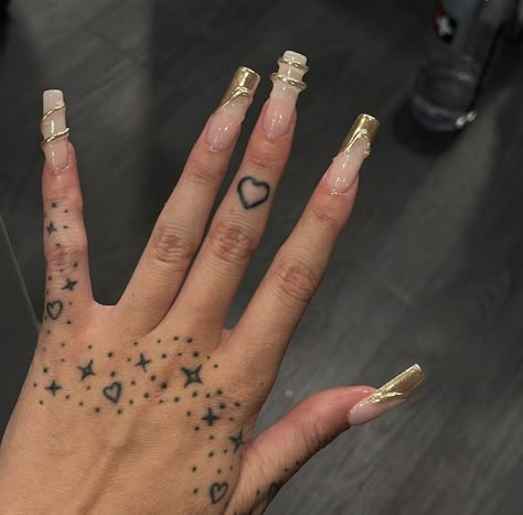 Y2k Tattoos Hand, 777 Hand Tattoo, Finger Tats Y2k, Rhegan777 Tattoos, Hand Tattoos Rihanna, Rihanna Hand Tat, Rhianna Hand Tat, 777 Tattoo, Maching Tattoos